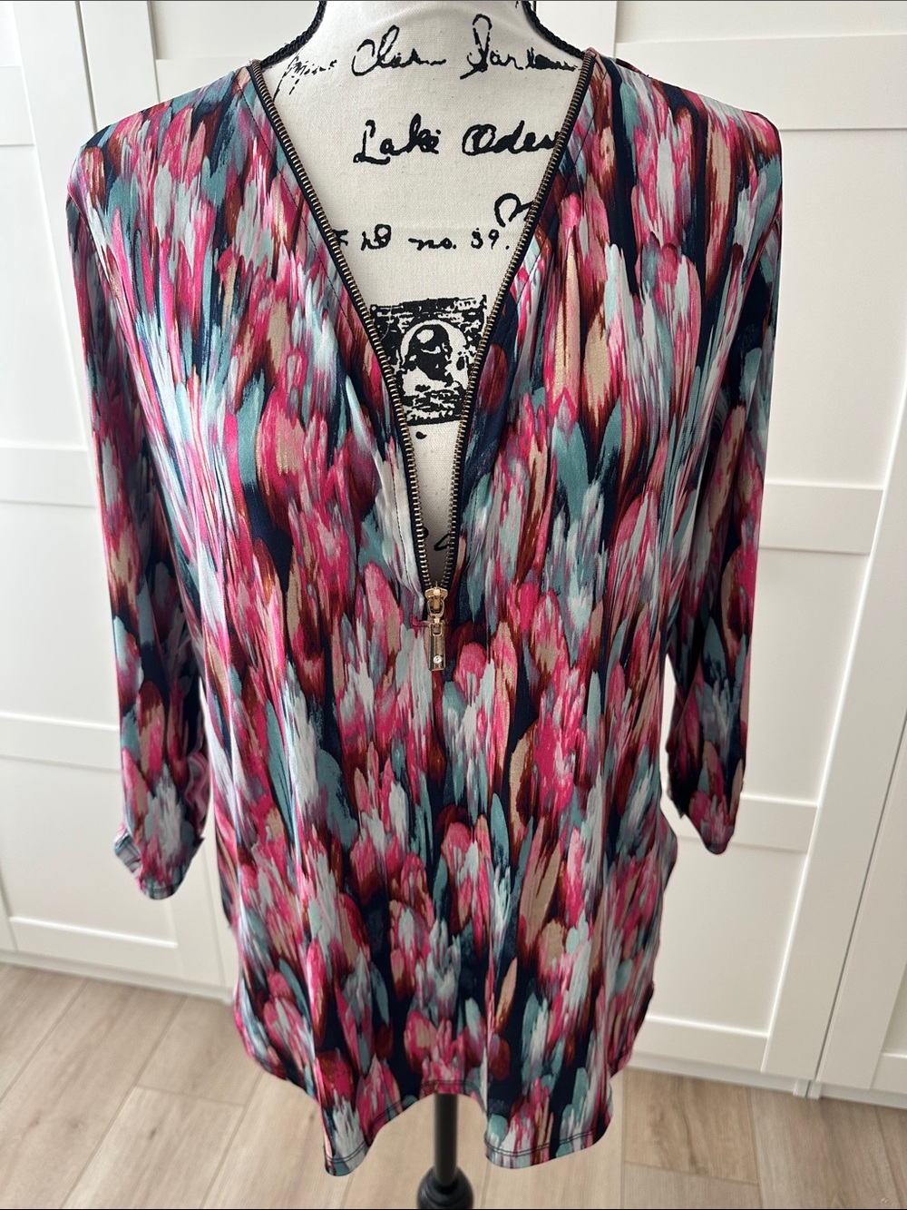 EUC- JM Collection Pink Multi-Color V-Neck Zip Front Blouse